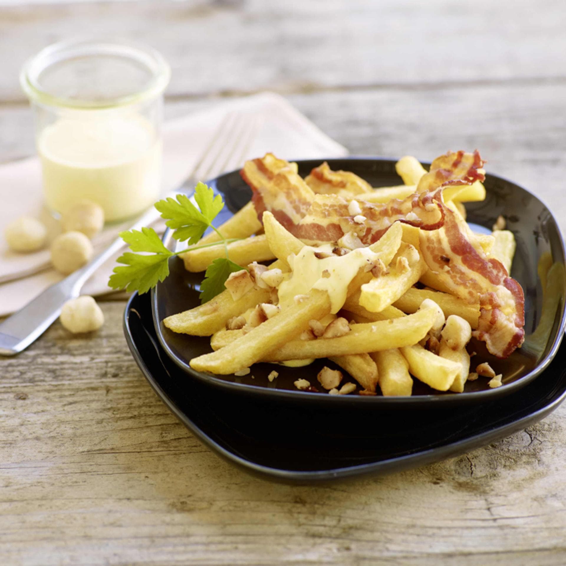 1.2.3 Frites Deluxe mit Bacon,Macadamia-Nüssen und Safran-Dipp 