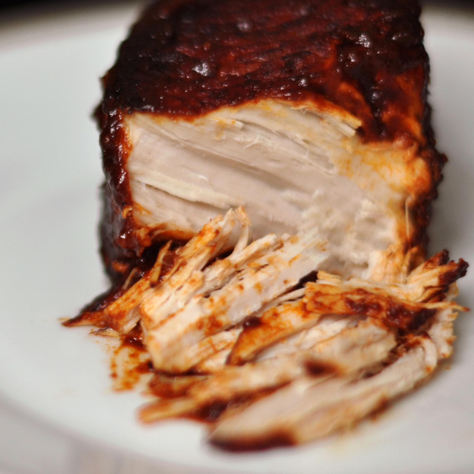 Zartes Schweinefleisch, das auseinander gezogen wird - Pulled Pork 