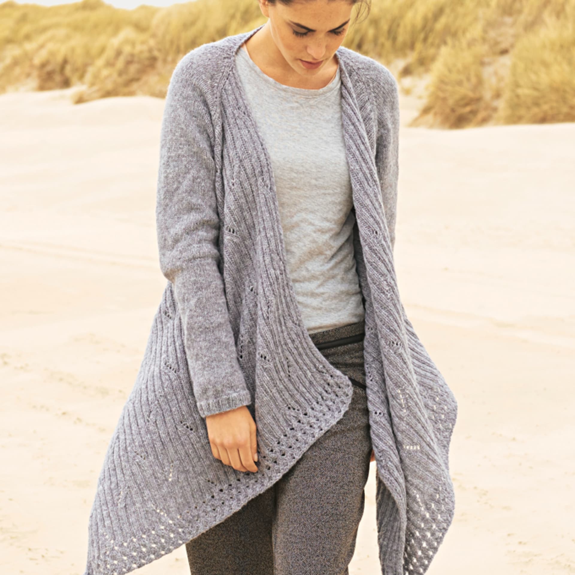 Frau am Strand trägt Raglan-Jacke mit Zipfelsaum