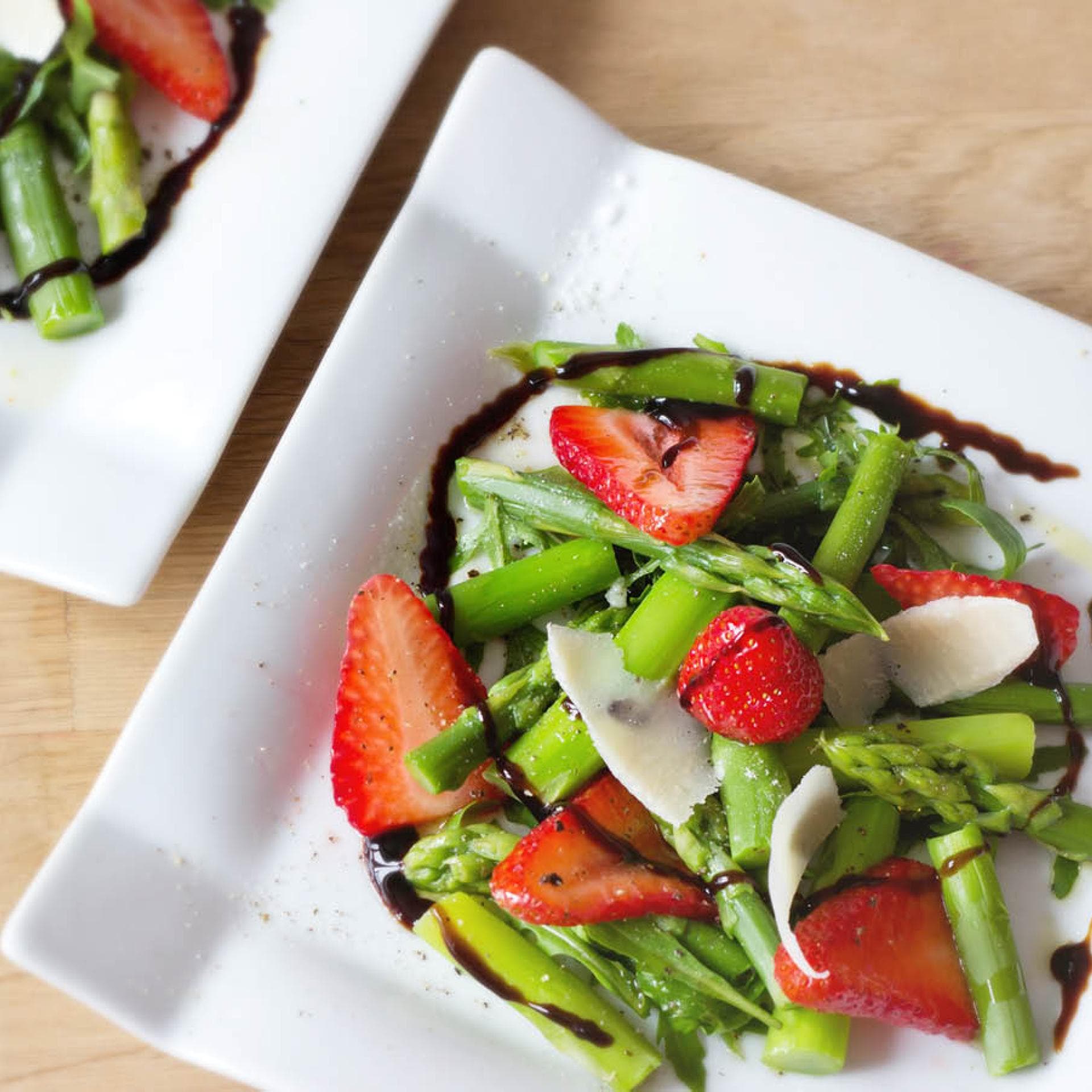 Spargel-Erdbeer-Salat Salat aus Erdbeeren und Spargel mit Parmesan-Spähnen