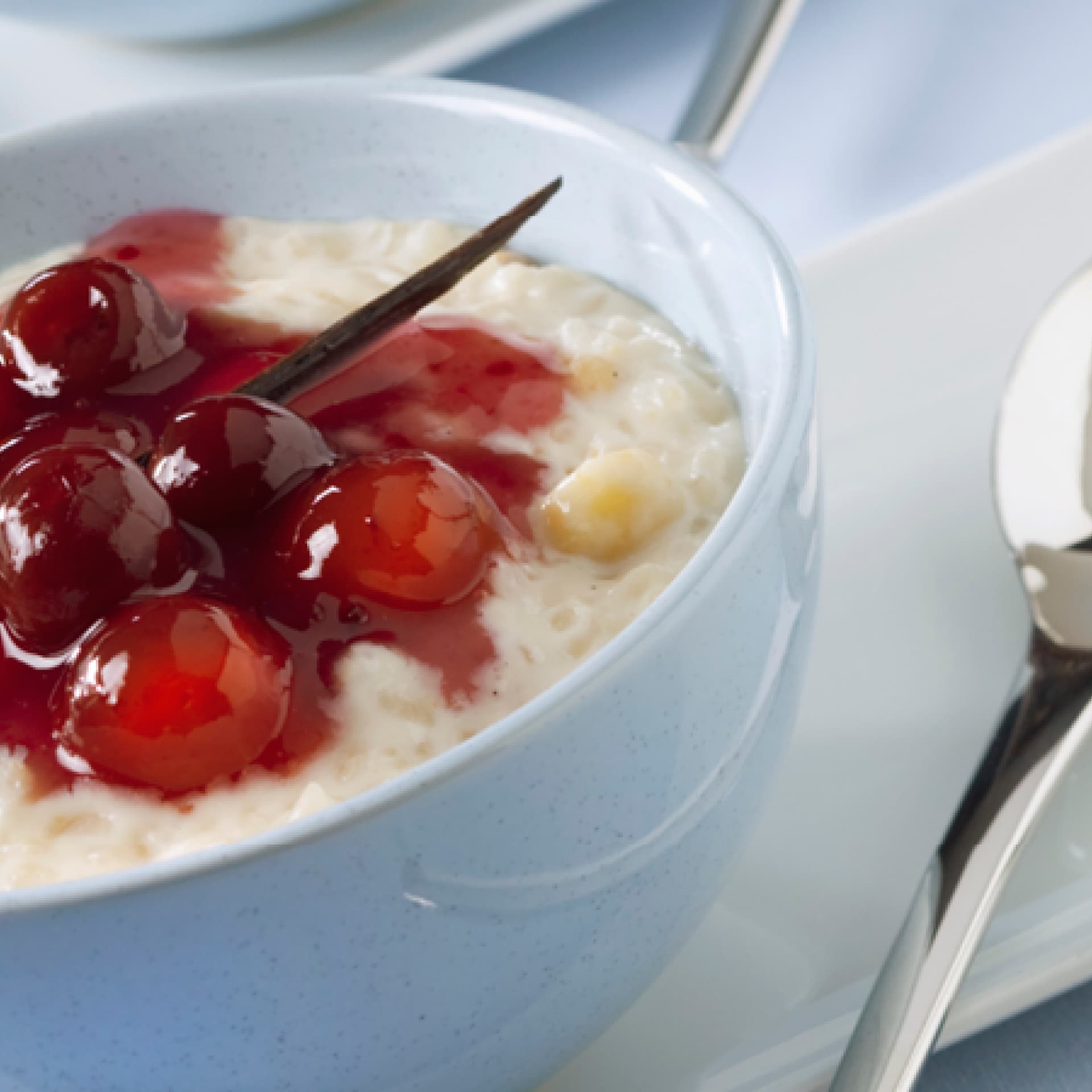 Schale mit Milchreis und Kirschen