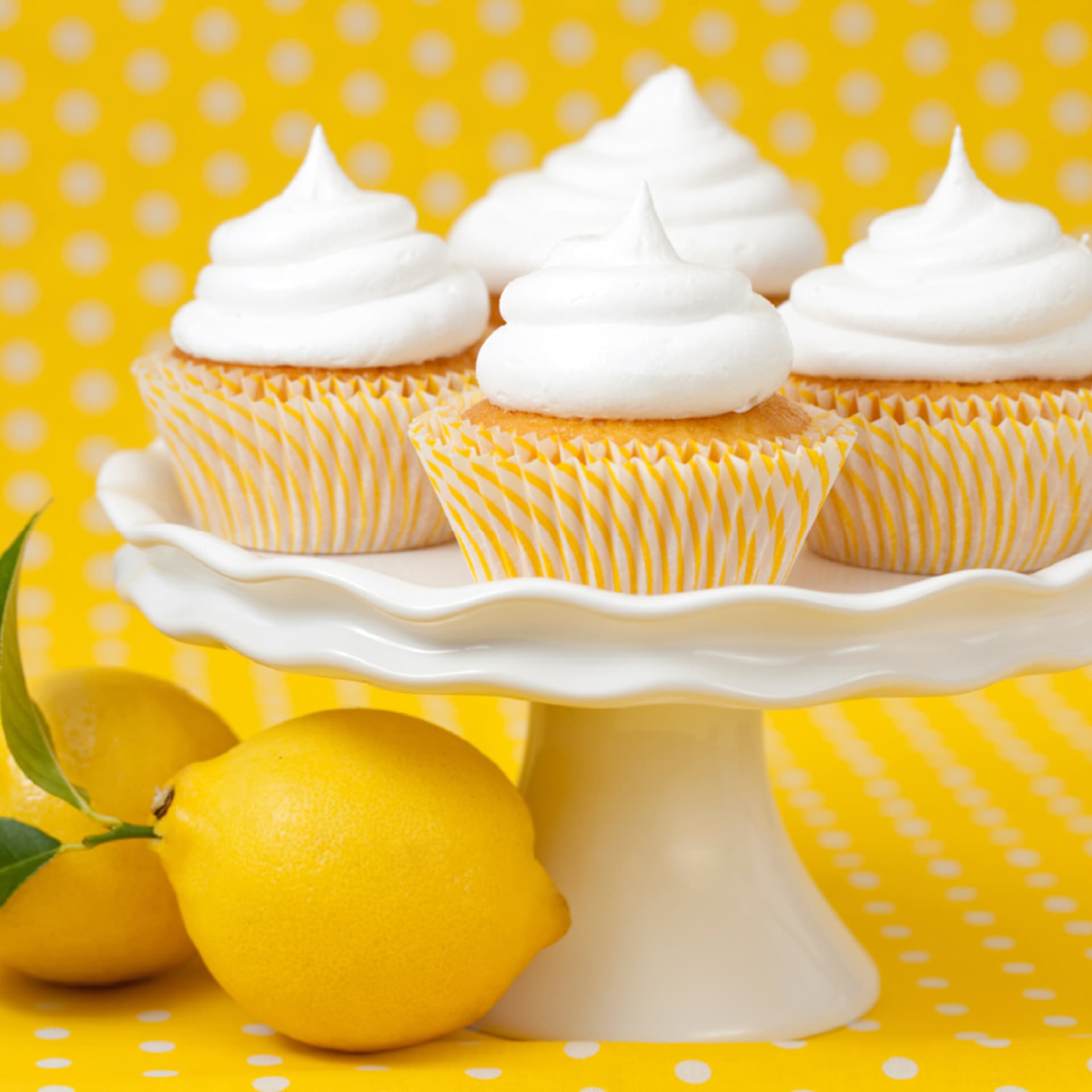 Helle Muffins mit weißer Zitronen-Haube