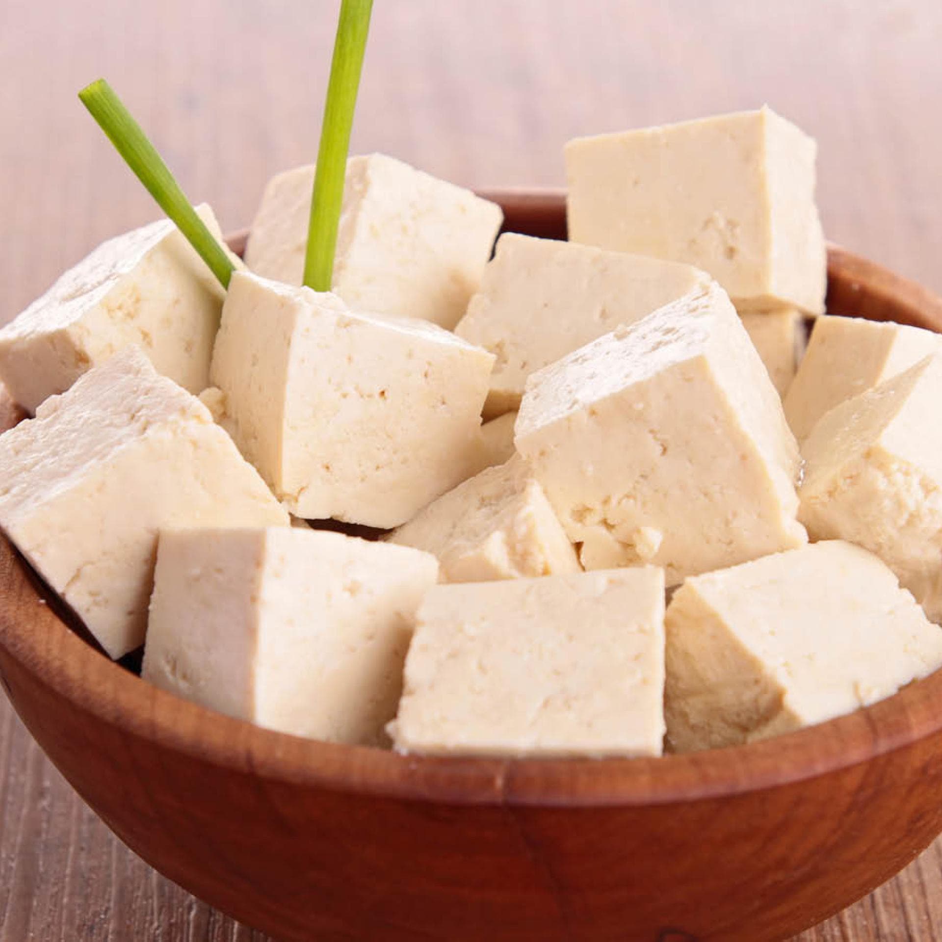 Veganer Käse Schale mit veganem Käse und Schnittlauch