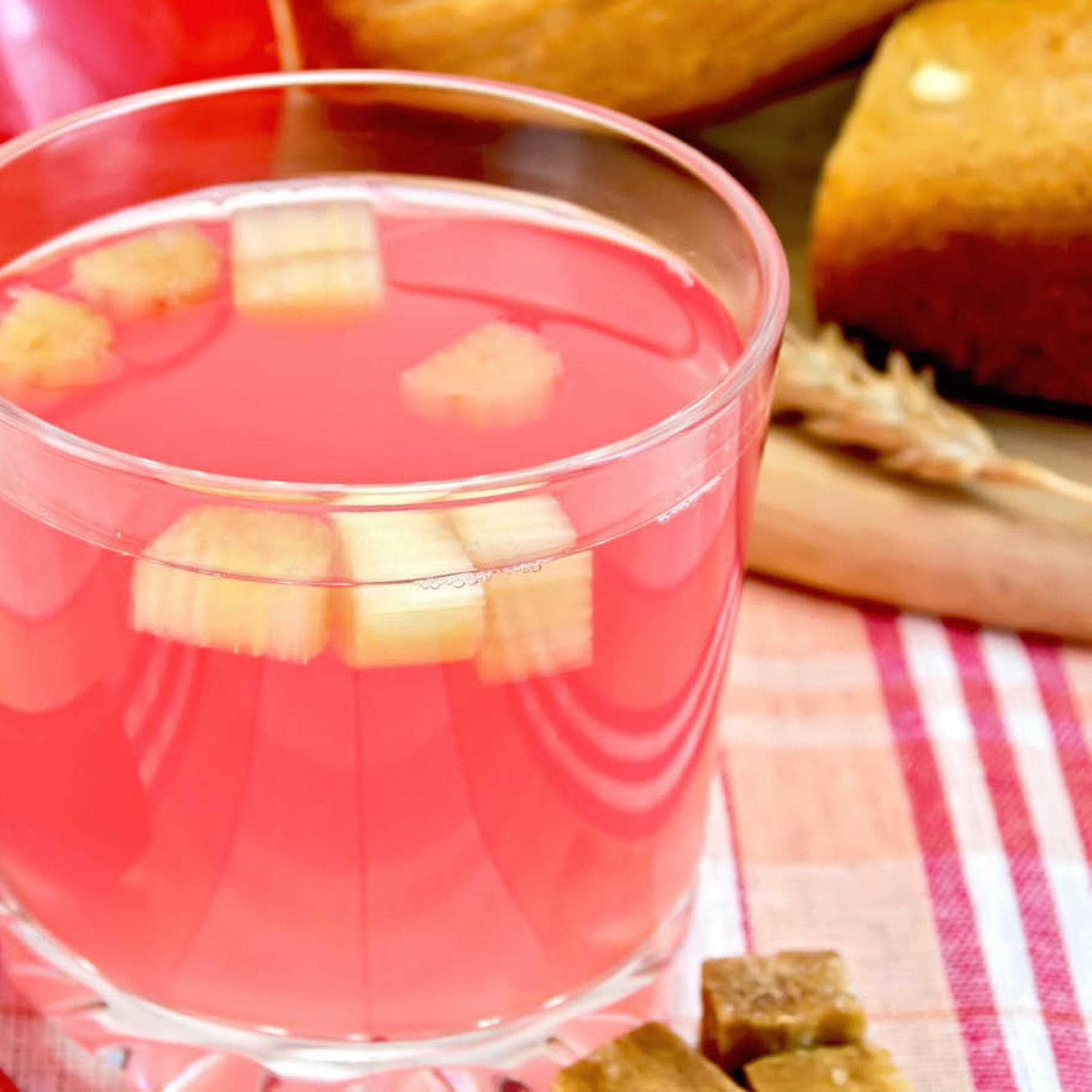 Leckerer Rhabarber Likör - Ein erfrischender Drink für warme Frühlingstage