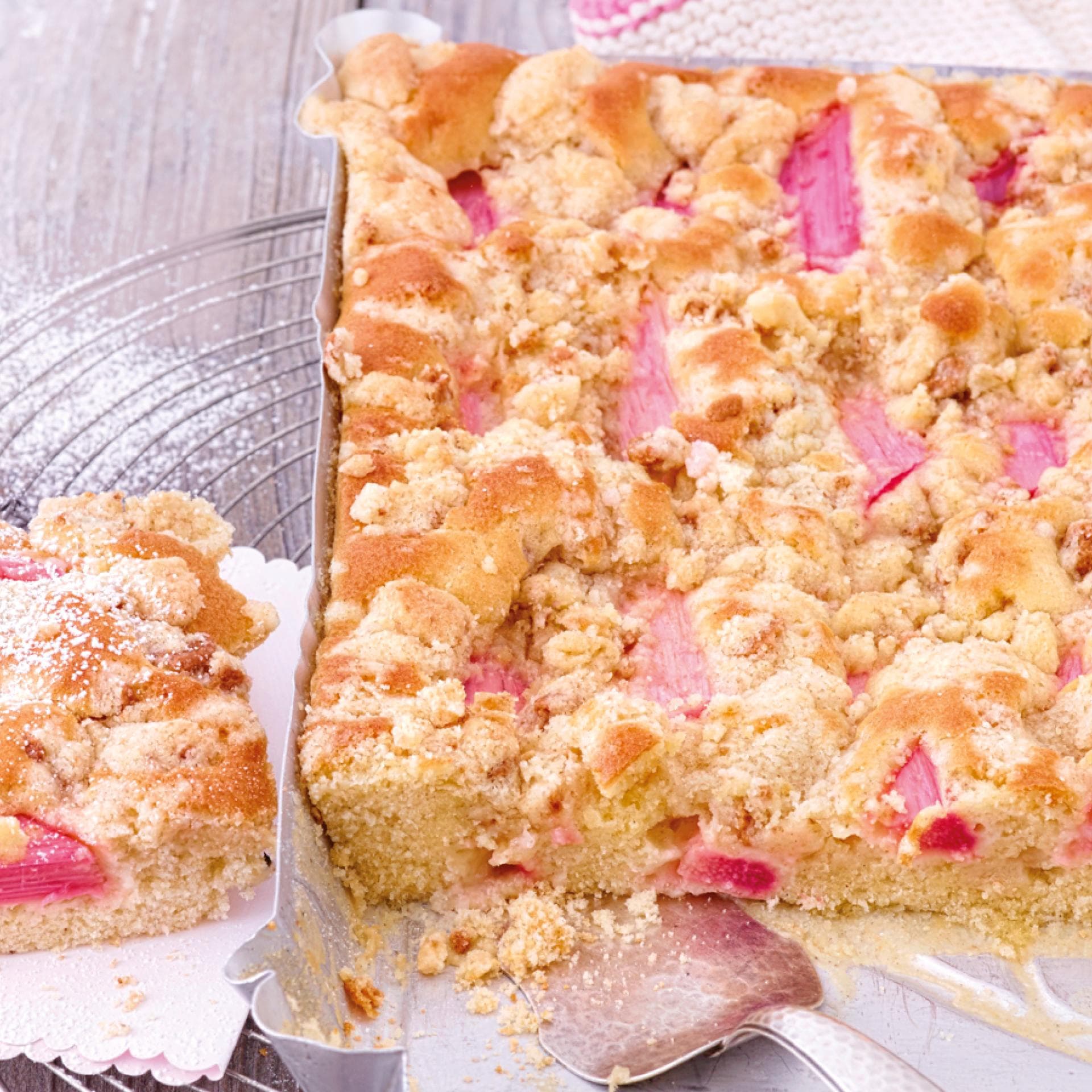Rharbarberkuchen mit Amarettinistreuseln Rharbarberkuchen mit Amarettinistreuseln