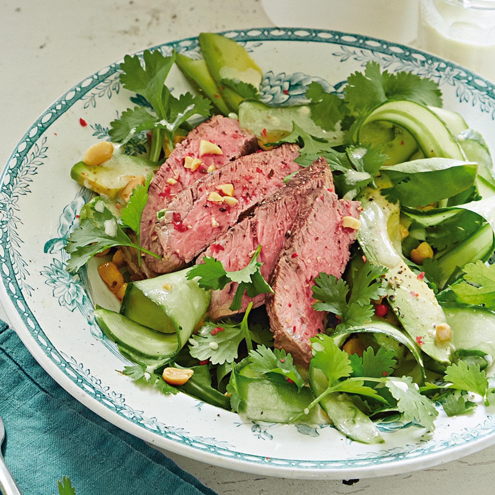 Rindersteaks auf Koriander Gurkensalat - Das Rezept finden Sie hier