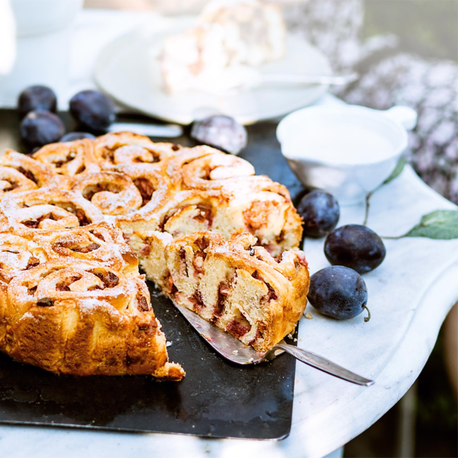 Rosettenkuchen mit Zwetschgen-Kirsch-Mix