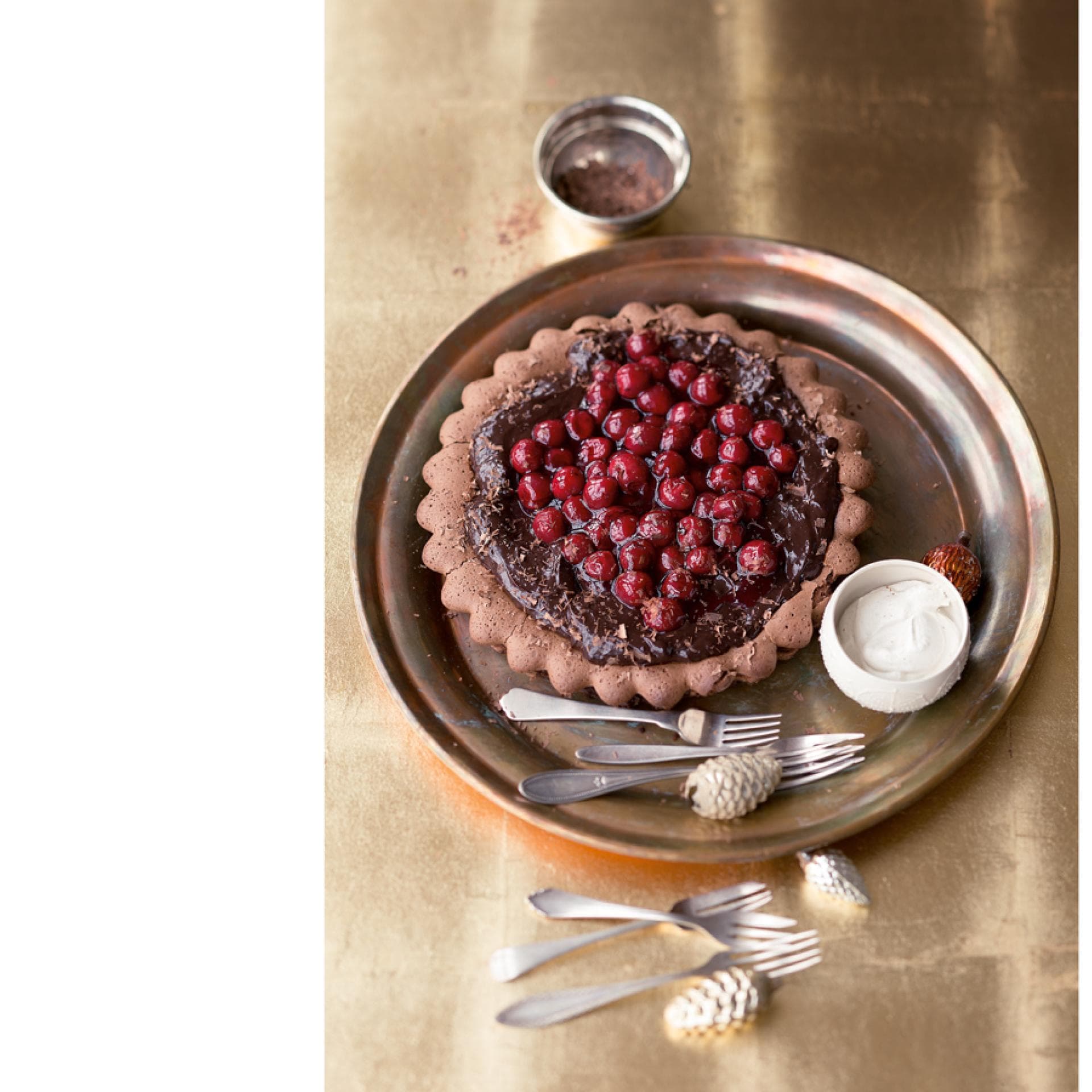Schokotarte mit Puddingcreme und Kirschen nach Schwarzwälder Art