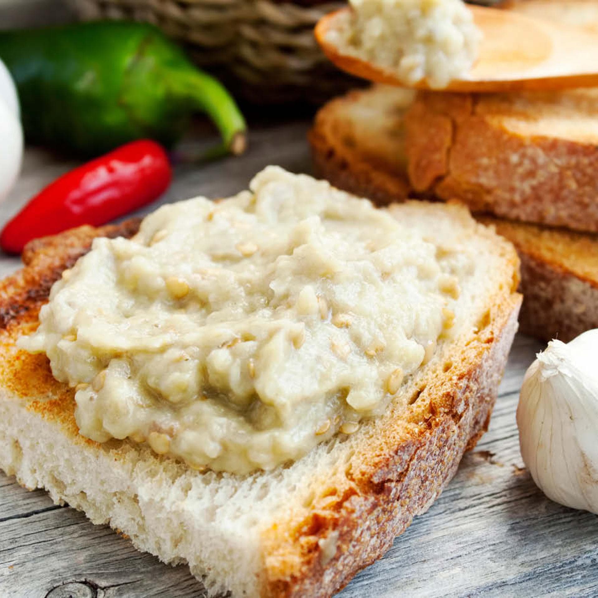 Selbstgemachte Auberginencreme: Brot mit Creme 