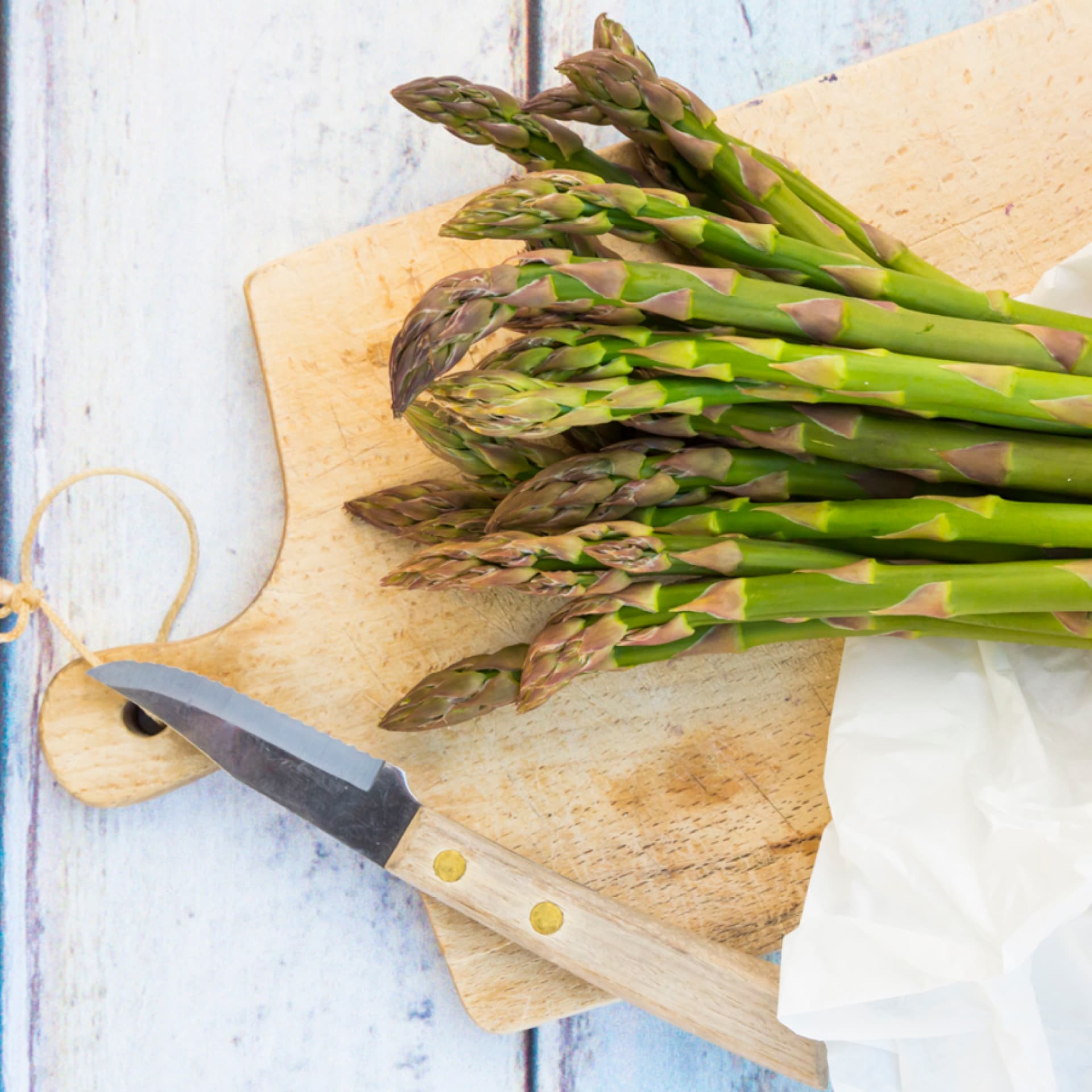 Grüner Spargel auf Holzbrett