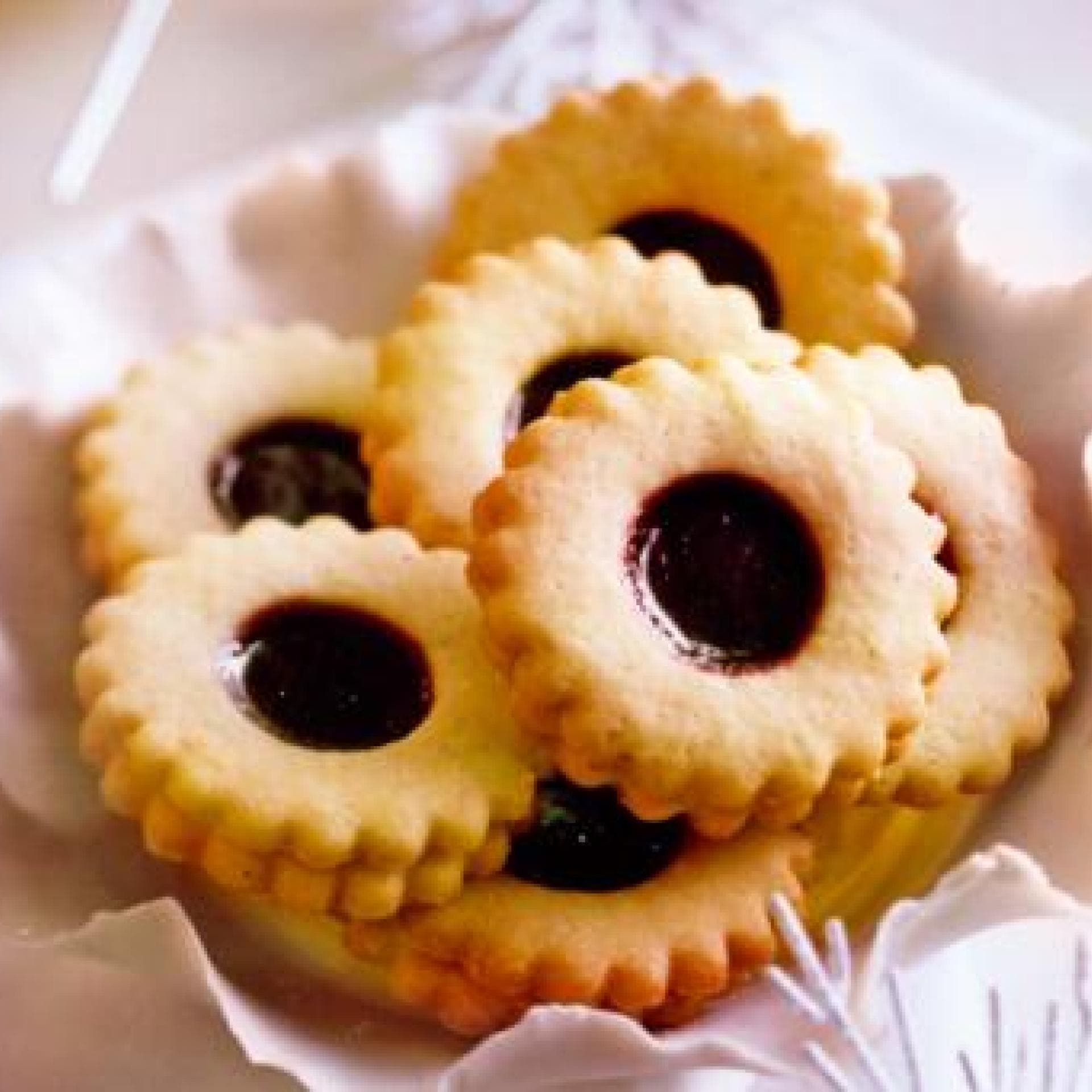 Spitzbuben-Plätzchen mit einer Füllung aus Kirschkonfitüre