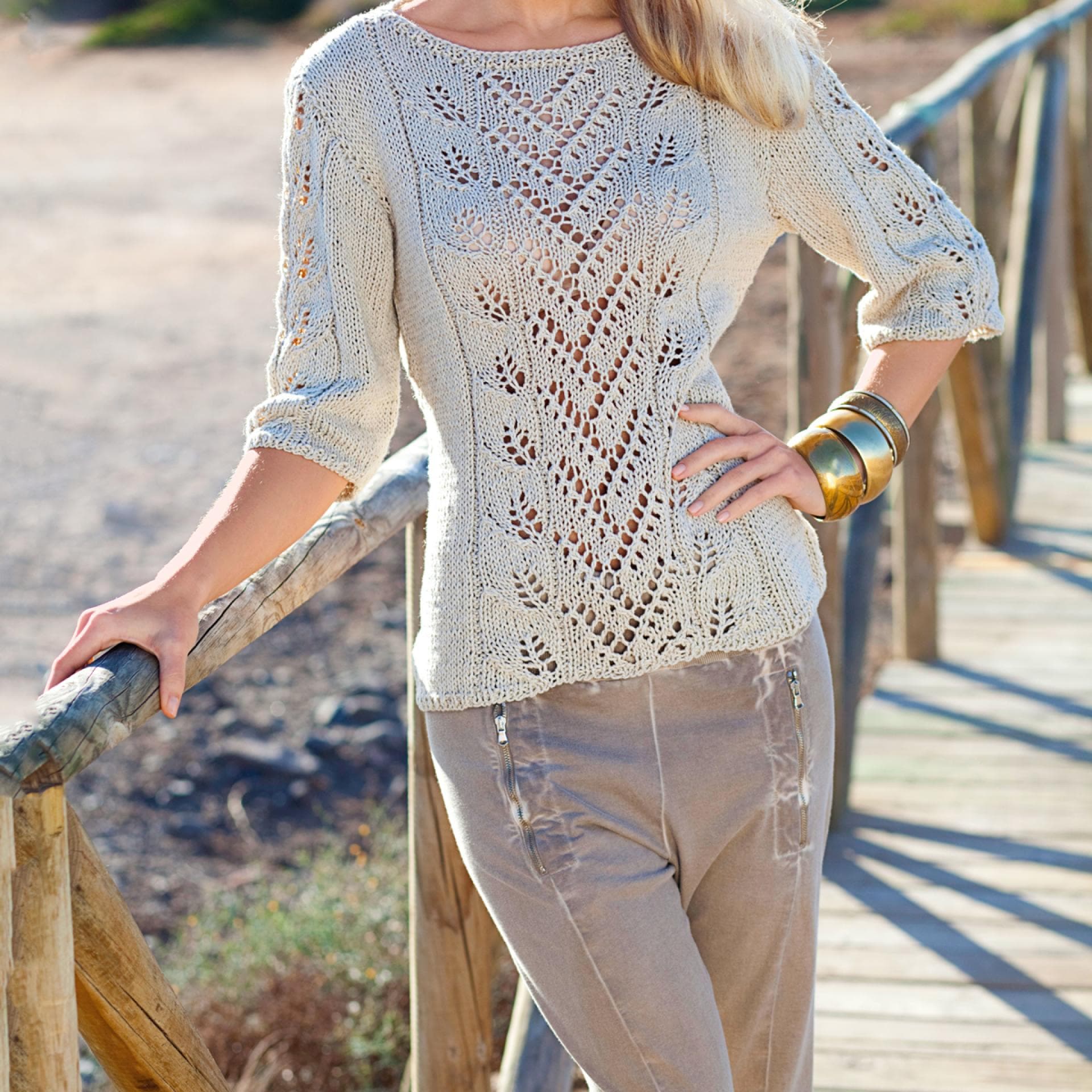 Gratis Strickanleitung für einen Pullover mit Blumenmuster. 