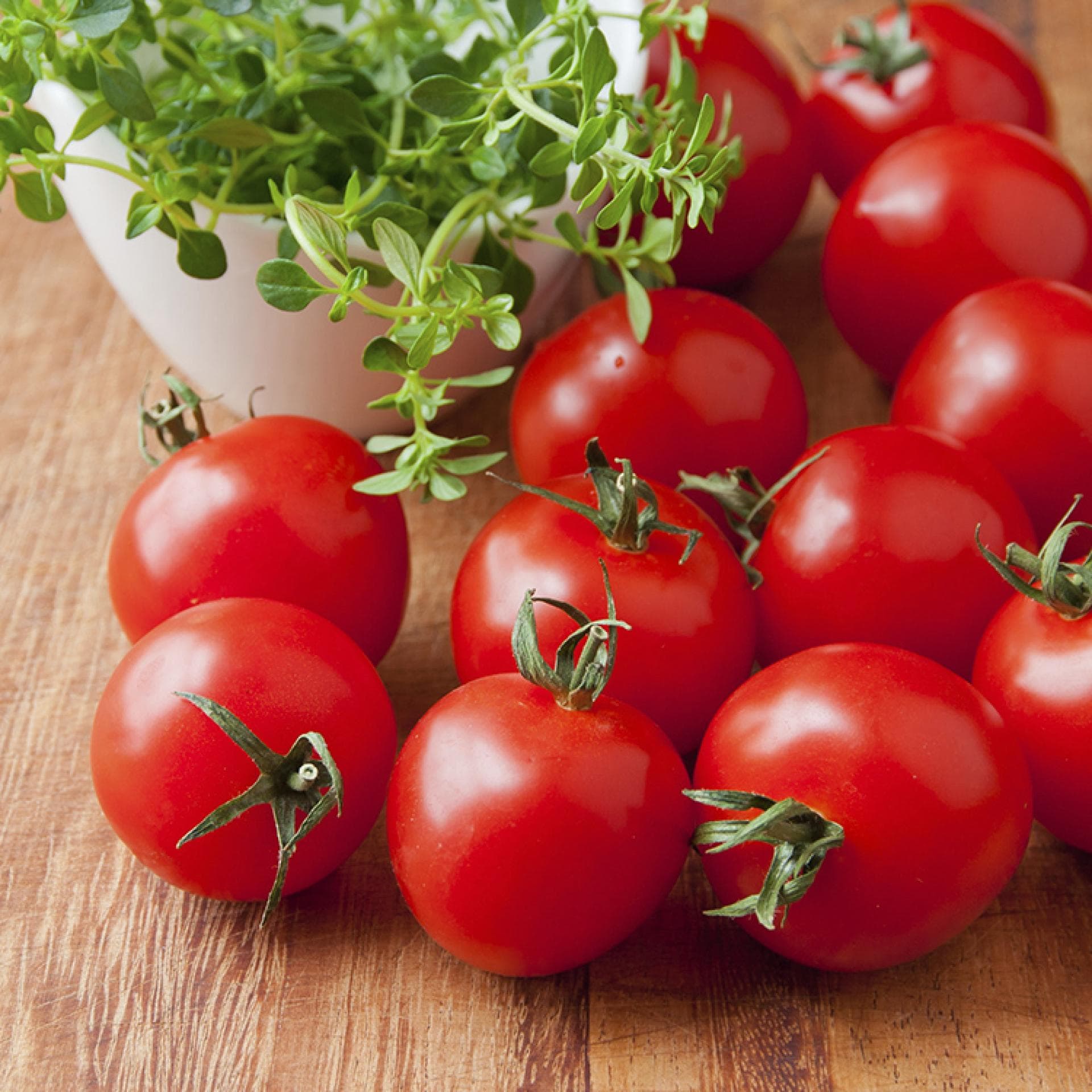 Kleine Cherry Tomaten  - Hier erfahren Sie, wie man Tomaten richtig aushöhlt