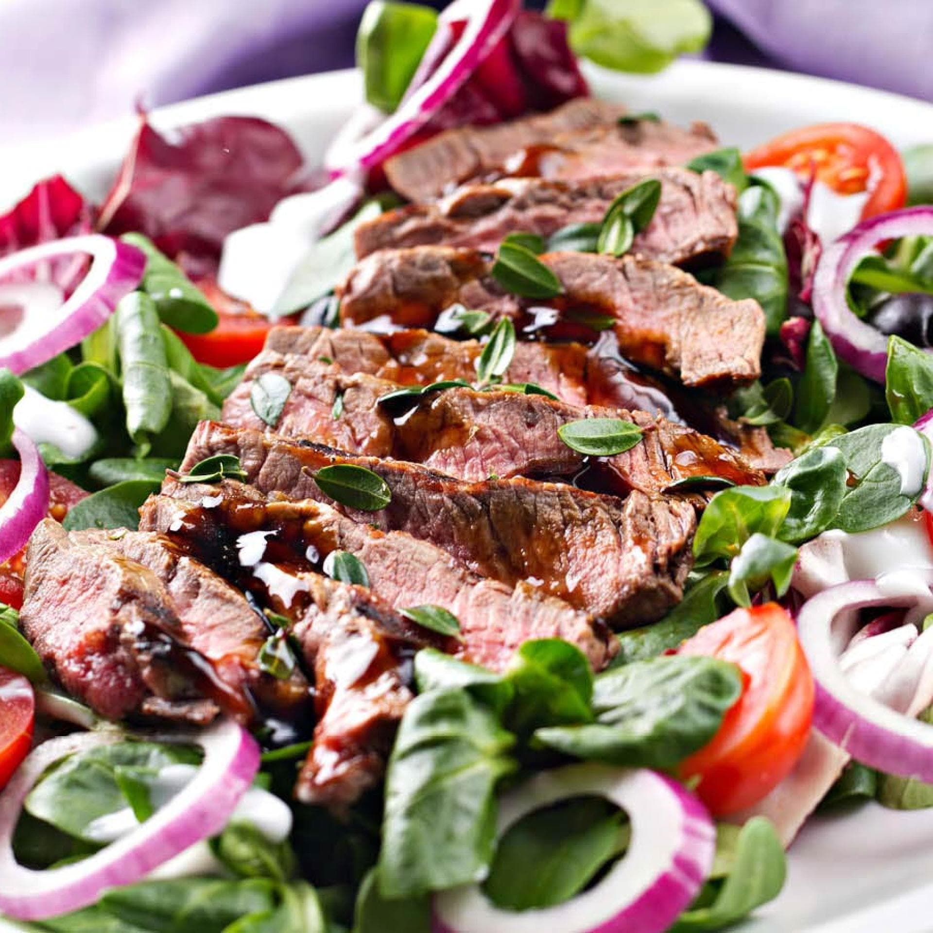 Leckerer griechischer Salat mit Fleisch und Feta