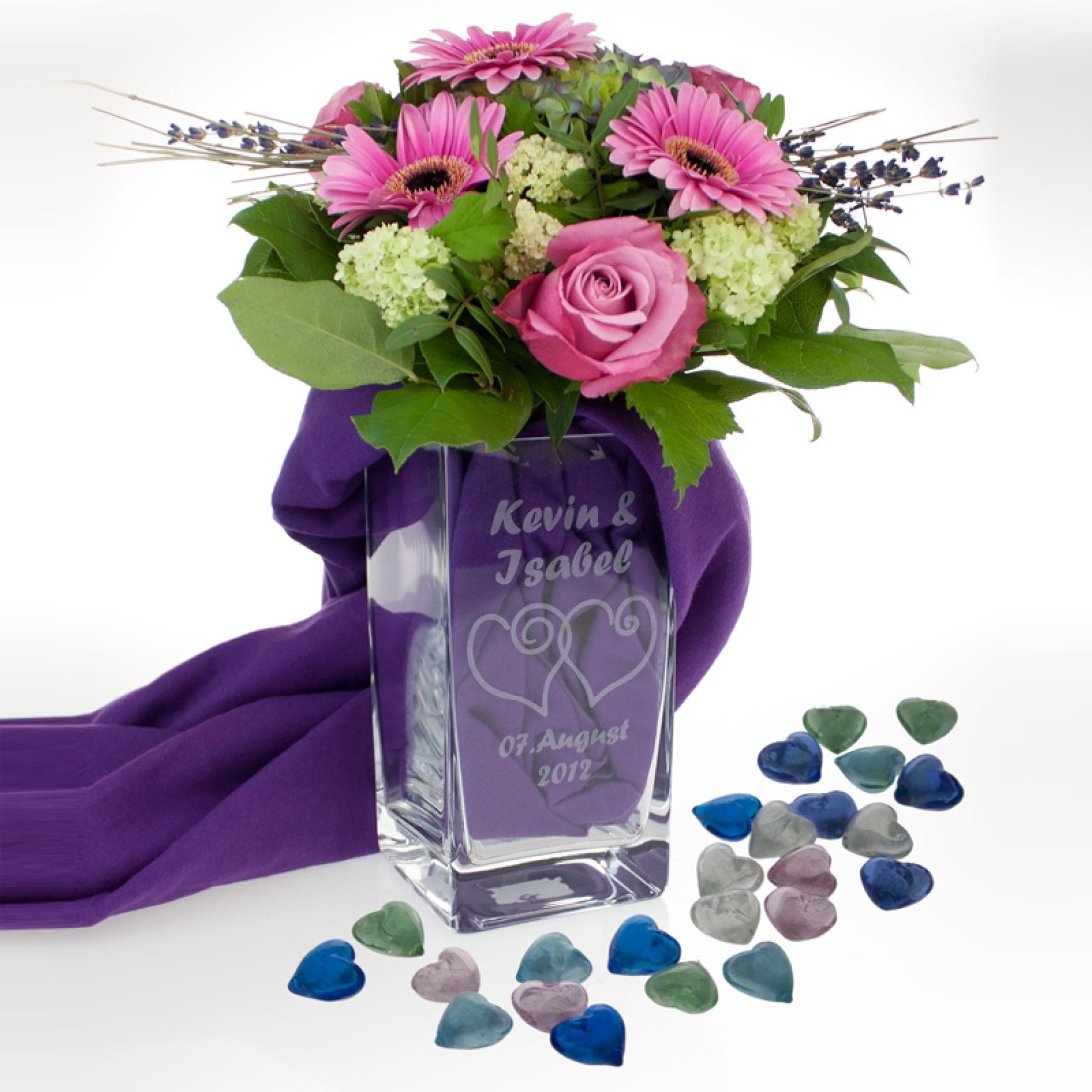 Vase mit Herzen und eingravierten Namen und Datum der Hochzeit
