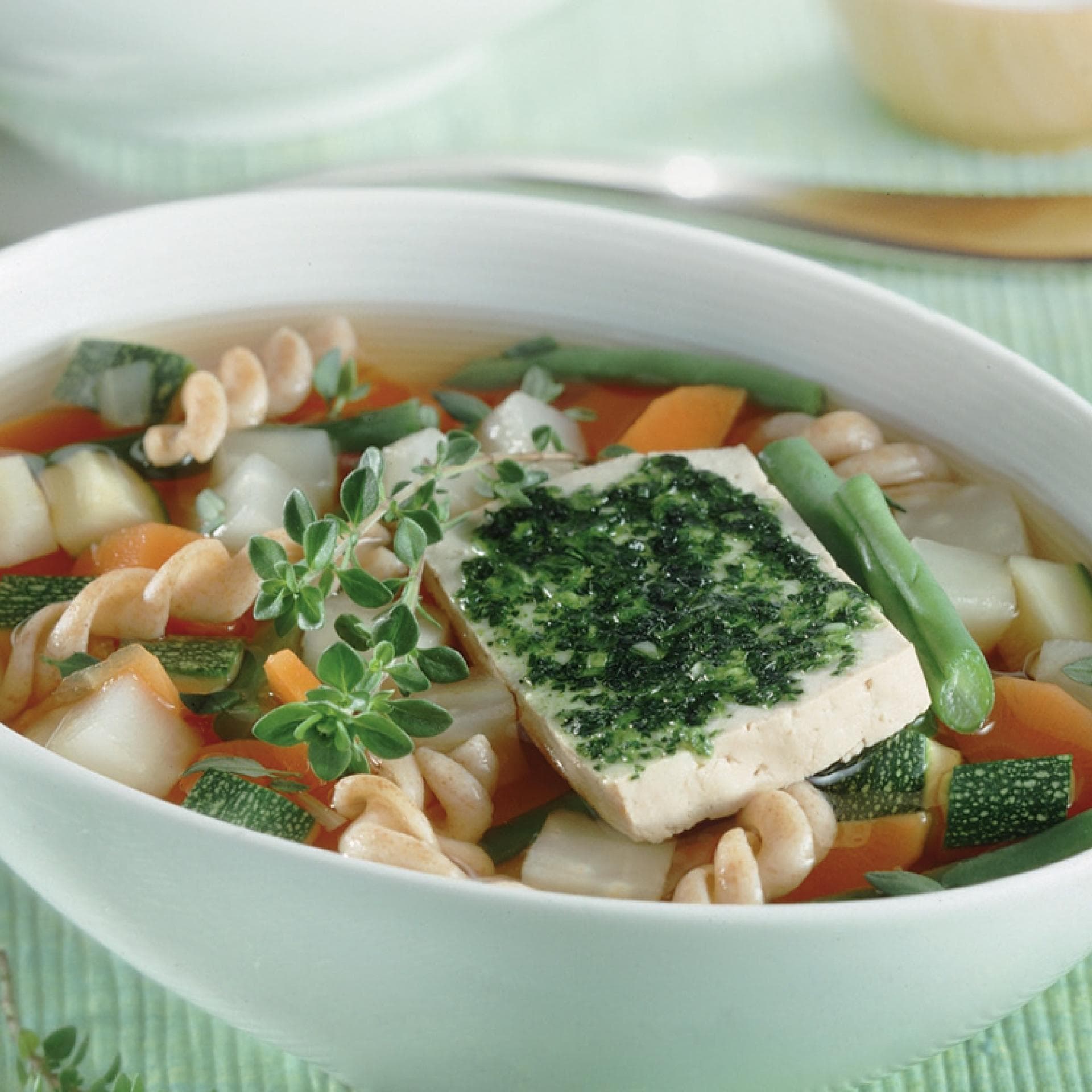 Vegane frische Suppe mit viel Gemüse und Dinkelnudeln Vegane frische Suppe mit viel Gemüse und Dinkelnudeln - Das fleischfreie Rezept finden Sie bei uns