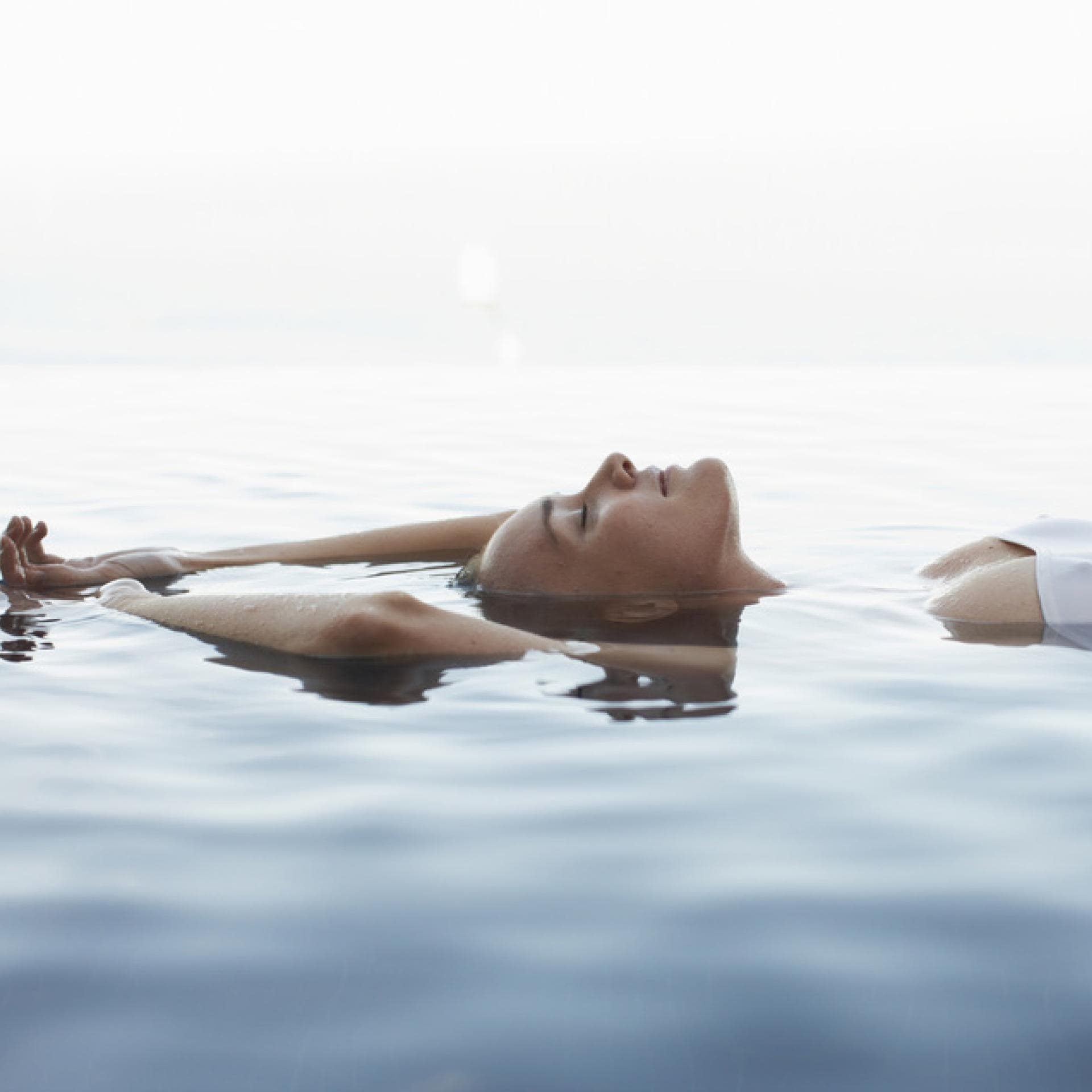 Frau liegt im Meer Frau liegt im Meer