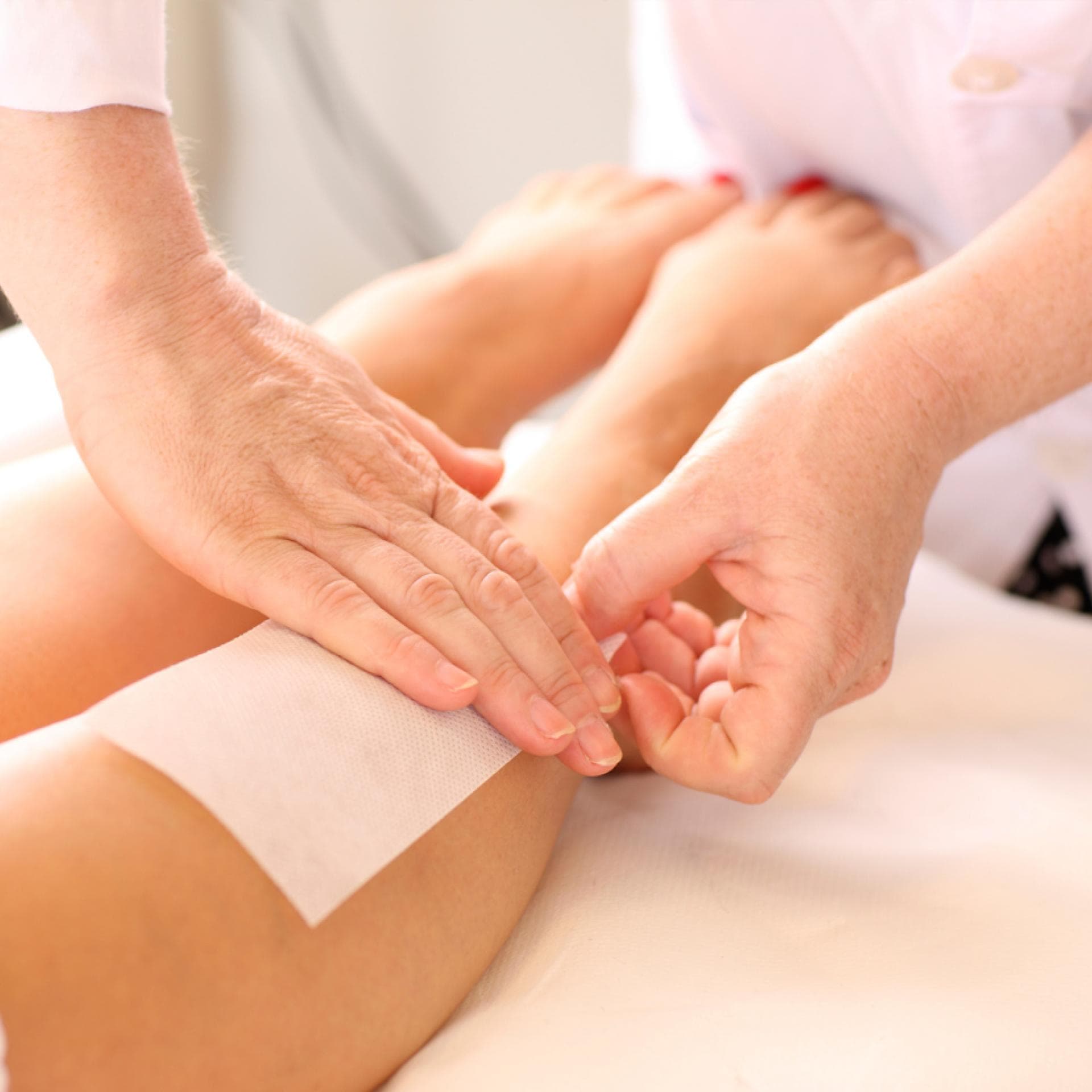 Waxing/Sugaring Behandlung - Waxing und Sugaring sind Alternativen, die unter Umständen langanhaltender zu glatter Haut verhelfen
