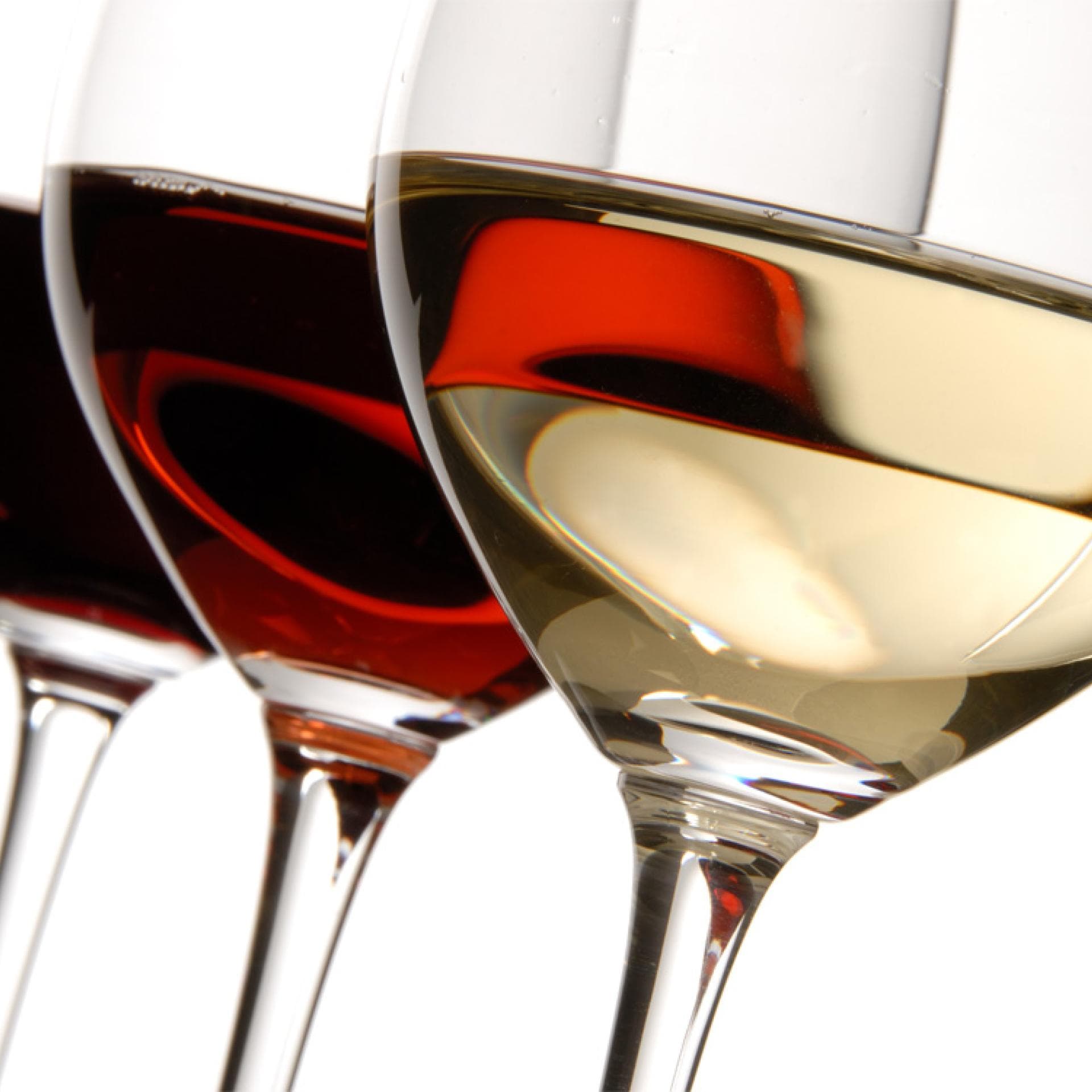 Rotwein und Weißwein in Weingläsern - Augen auf beim Weinkauf