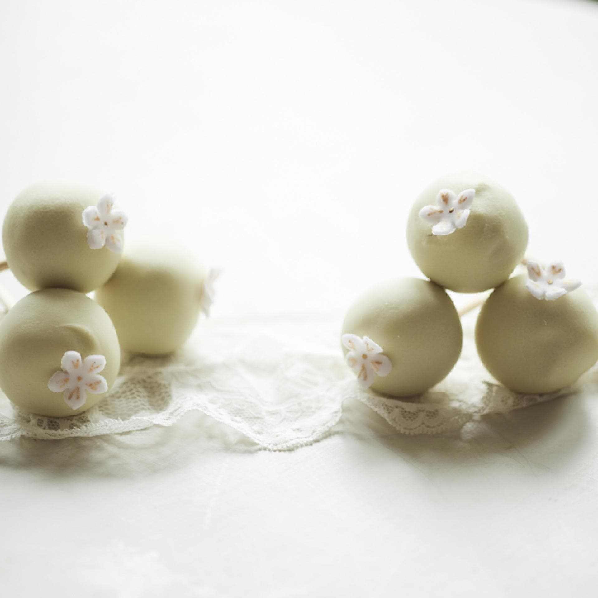 Zitronen Cakepops in weißer Schokolade