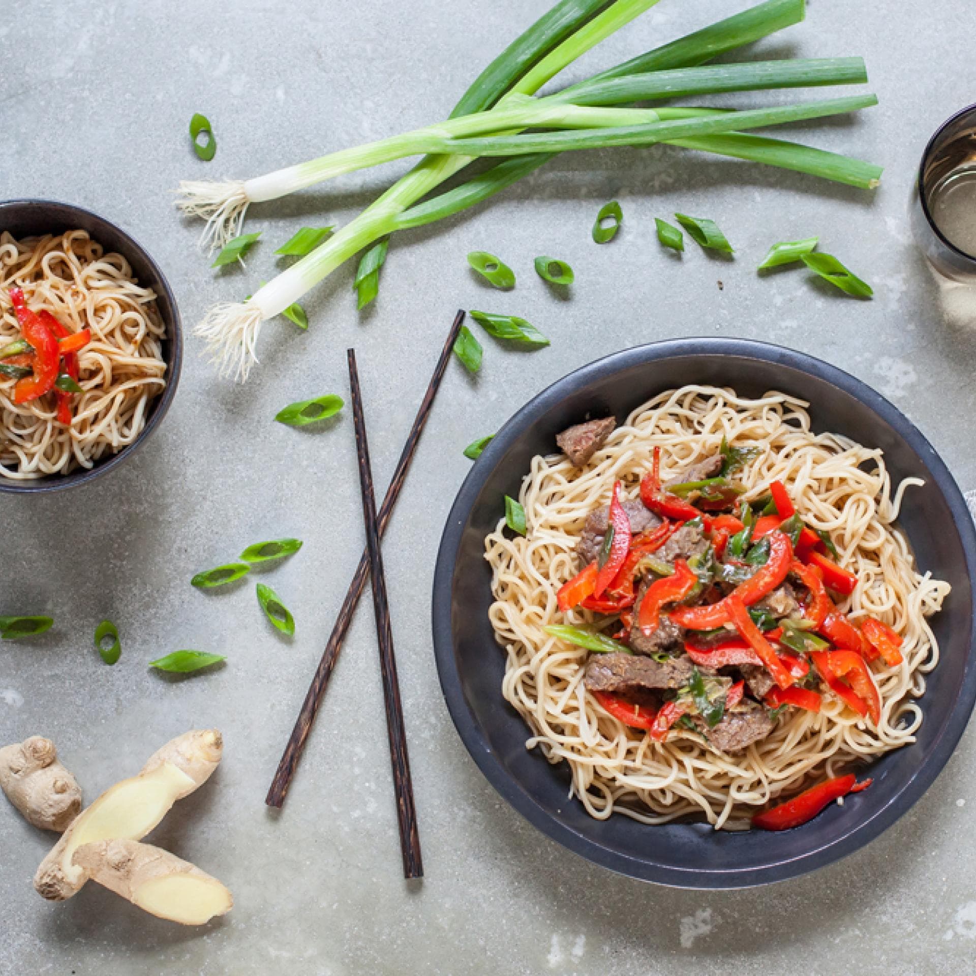 Zitronengras Teriyaki Rindfleisch mit Paprika und gebratenen Nudeln Zitronengras Teriyaki Rindfleisch mit Paprika und gebratenen Nudeln
