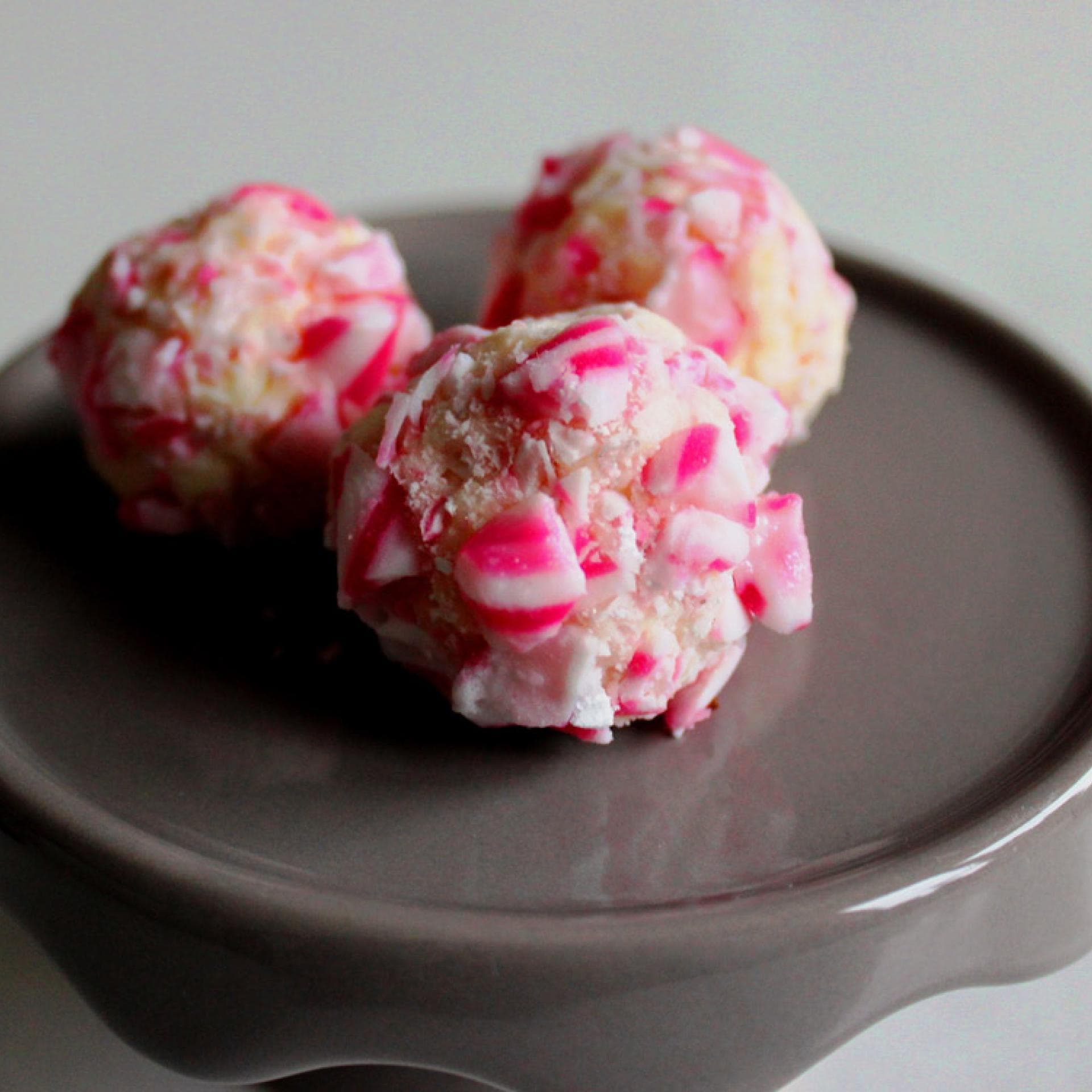 Rezept für knusprige Zuckerstangen-Trüffel Rezept für knusprige Zuckerstangen-Trüffel - Minzig, klein und super zum Verschenken