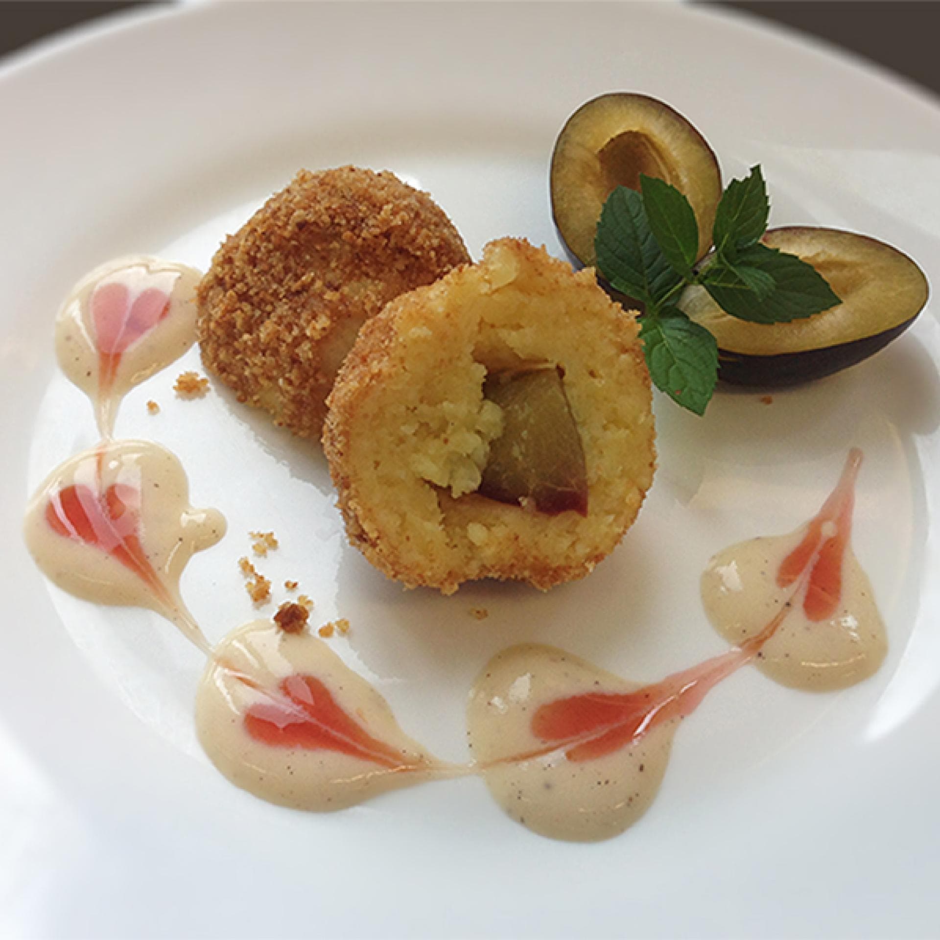 Zwetschgenknödel mit Vanillesoße Zwetschgenknödel mit Vanillesoße - Ein leckeres Dessert besonders an kalten Tagen