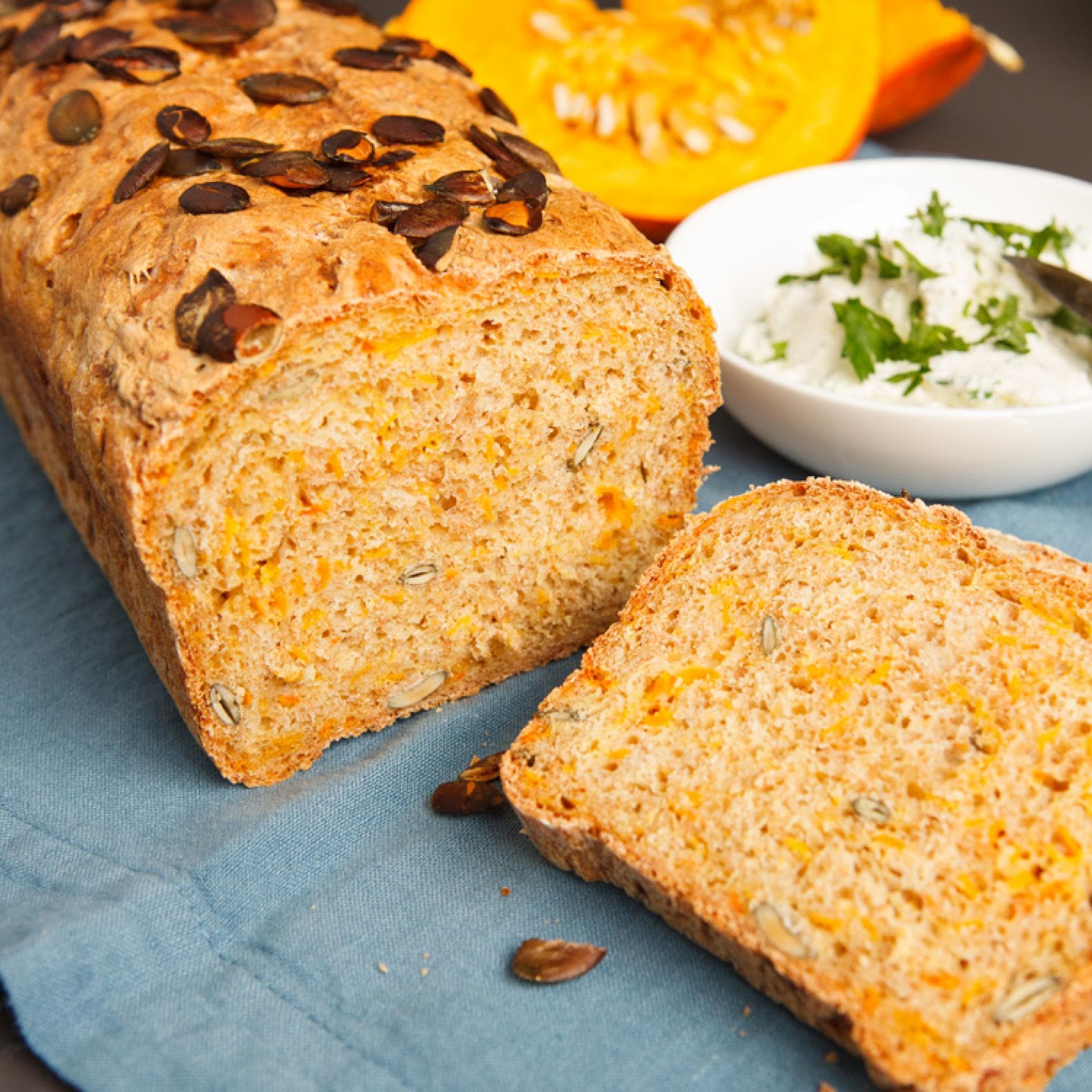 Eine Scheibe Kürbisbrot mit Butter