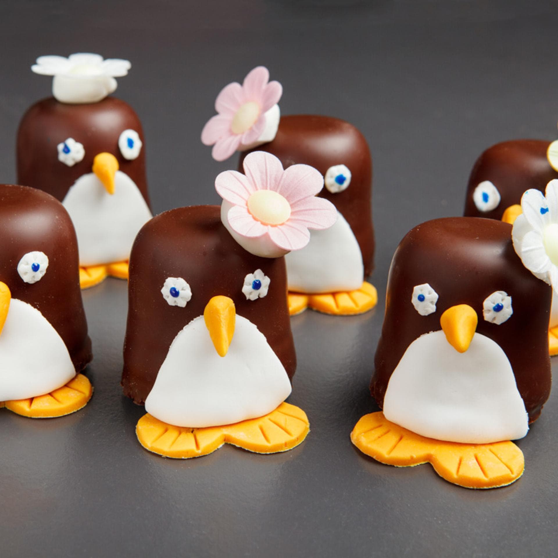 Pinguin-Schokoküsse Schokoküsse als Pinguine verziert