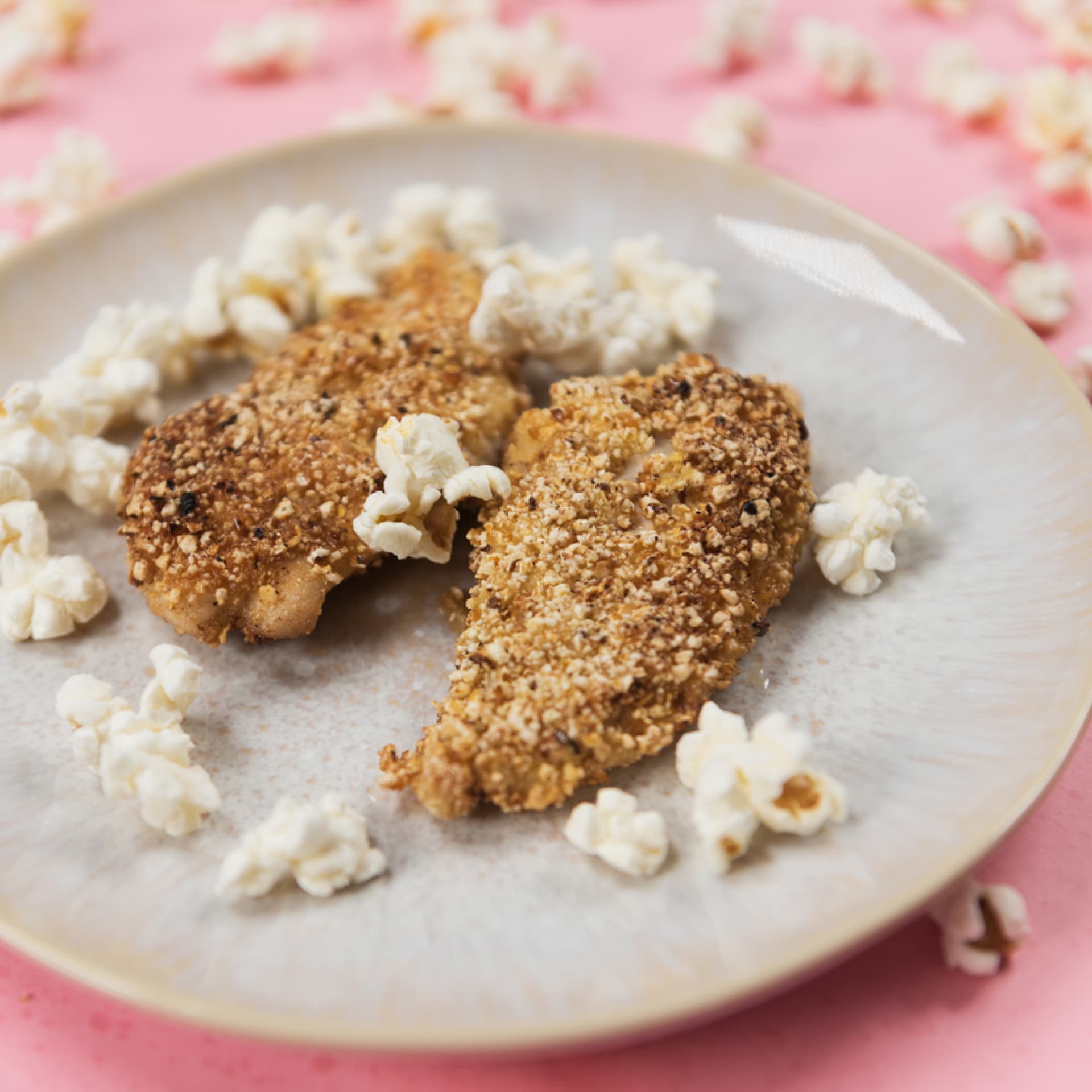 Schnitzelpanade aus Popcorn Schnitzel mit Popcorn panieren