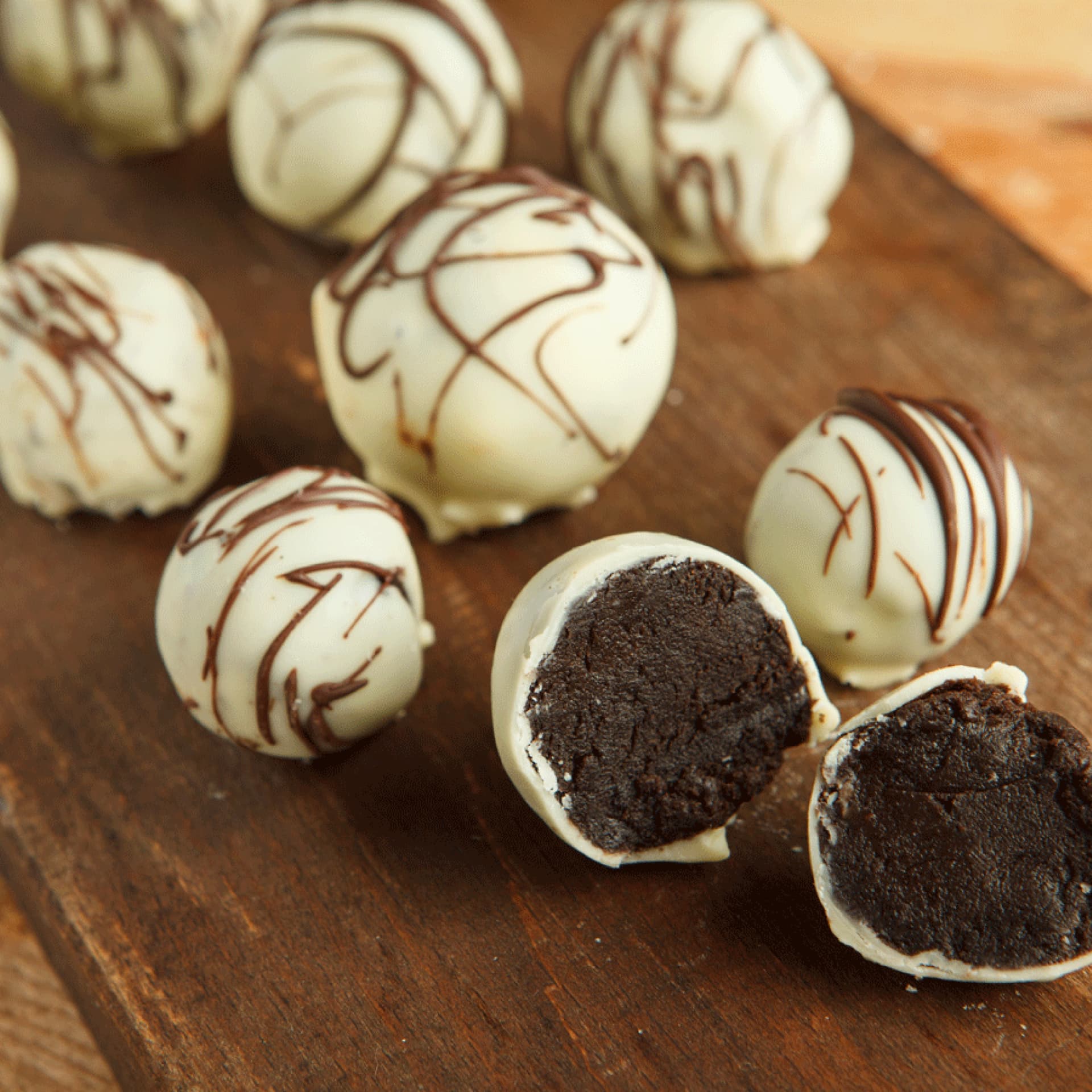 schwarze Oreo-Pralinen mit weißer Schokolade