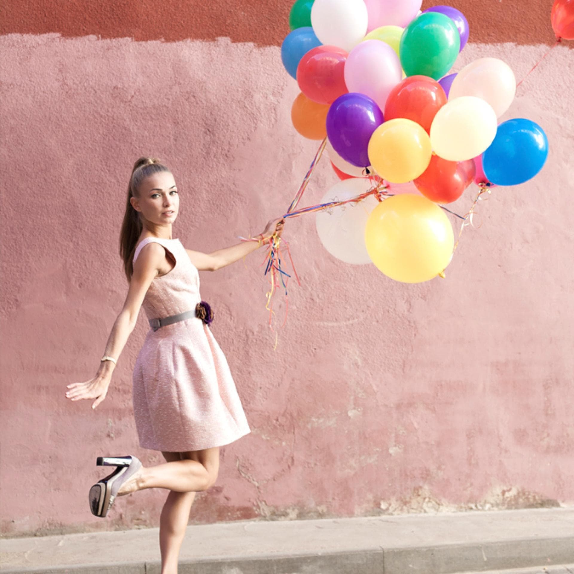Eine Frau hält bunte Luftballons in ihrer Hand. Farbtyp-Test: welcher Farbtyp sind sie? 