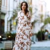 Frau im Blumenkleid