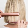 Virginia werden beim Vorher-Nachher die Haare geglättet
