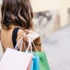 Welches Label steht mir? Frau beim Shoppen