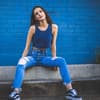 Frau trägt skinny Jeans