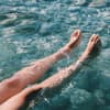 Füße im Wasser