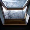 Weit geöffnetes Fenster im Winter