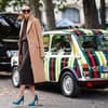 Frau in Camel Coat