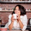 Lächelnde Frau mit Kaffeetasse