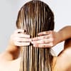 Frau wäscht sich die Haare
