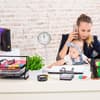 Mutter mit Baby bei der Arbeit