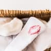 Lippenstiftfleck auf weißem Hemd