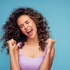 Junge Frau jubelt vor Freude