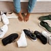 Viele Sneaker auf dem Boden 
