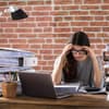 Frau ist gestresst bei der Arbeit