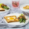 Toast mit Spiegelei und Spargel