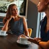 Zwei Frauen unterhalten sich