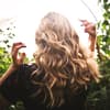 Frau mit Locken von hinten