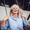 Schaukelnde Frau
